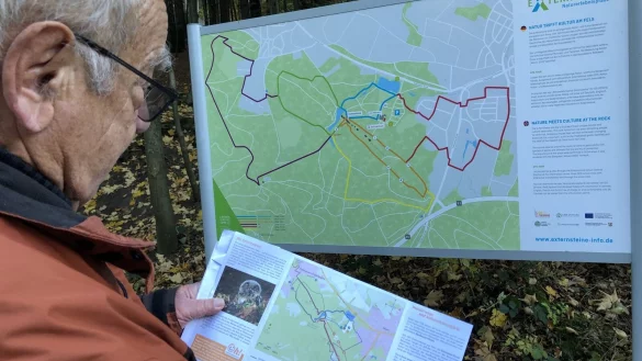 Touristenf&uuml;hrer Nagel liebt die Externsteine. - &copy; Silke Buhrmester