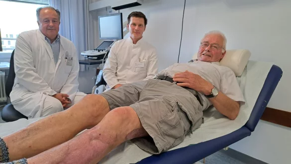 Professor Dr. Cyrus Klostermann (links) und Dr. Philipp Guericke mit ihrem Patient Ivo Blumenbach. Sein linkes Bein musste nach Bruch und massiver Quetschung behandelt werden. - © Carolin Brokmann-Förster