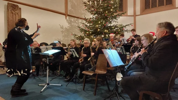 Unter der Leitung von Antje-Karina Gerwin spielt die Big Band "HVG & Friends" drei englische Weihnachtslieder. Als Zugabe erklingt "Tochter Zion". - &copy; Michaela Wei&szlig;e