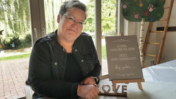 Sch&ouml;n, dass Ihr hier seid; jetzt wird geheiratet: Anke Kluckhuhn aus D&ouml;rentrup ist Standesbeamtin mit Herz und Humor, die bereits 620 Trauungen vollzog. - &copy; Sylvia Frevert