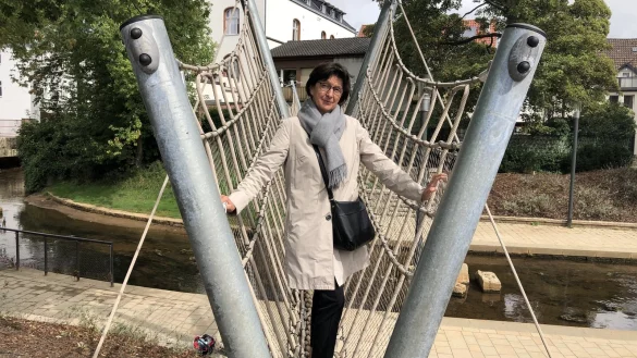 FDP-Spitzenkandidatin Regina Perunovic auf der H&auml;ngebr&uuml;cke am Salzhof.&nbsp; - &copy; Thomas Reineke