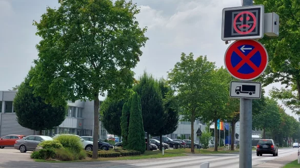 Bei zu hohem Tempo blinkt ein trauriger roter Smiley auf. Aktuell steht das Messger&auml;t in der Pyrmonter Stra&szlig;e. - &copy; Michaela Wei&szlig;e(LZ)