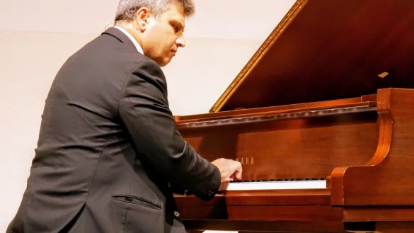 Konzertpianist Pavlos Hatzopoulos zog das Publikum mit seinen erz&auml;hlerischen Interpretationen in seinen Bann. - &copy; Thomas Kr&uuml;gler