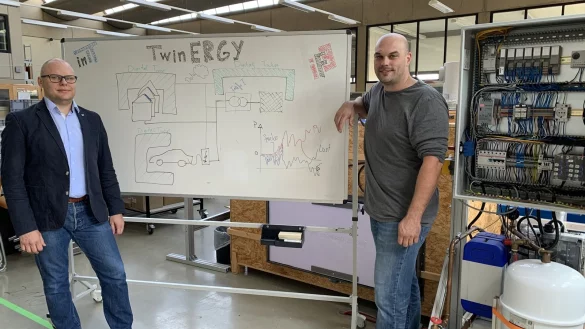 Dr. Lukasz Wisniewski vom Institut f&uuml;r industrielle Informationstechnik - inIT und Professor Johannes &Uuml;pping vom Future Energy - Institut f&uuml;r Energieforschung (iFE) der TH OWL wollen das Stromnetz gemeinsam schlau machen. - &copy; Jana Vennegerts
