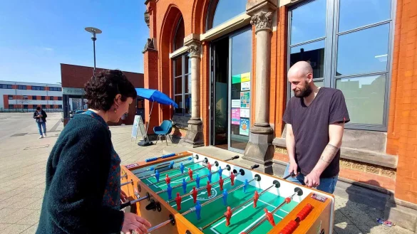 Sozialarbeiterin Tamari Tsertsvadze ist gemeinsam mit ihrem Kollegen immer f&uuml;r die Jugendlichen ansprechbar. Teamleiter Erik Seeliger ist stolz, wie sich das F&uuml;rstenzimmer entwickelt hat. - &copy; Janet K&ouml;nig