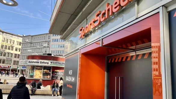 Nach dem Großbrand im Jahnplatz-Tunnel ist das schwer betroffene Sportgeschäft weiterhin geschlossen. - © Jens Reichenbach