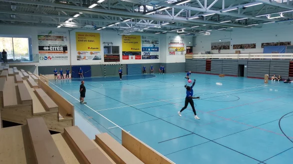 Die neue Tribüne in der Sporthalle an der Ulmenallee ist so gut wie fertig. Die Handballerinnen der HSG Blomberg-Lippe können ihre Bundesliga-Spiele dann vor insgesamt 1300 Zuschauern austragen. - © Michaela Weiße