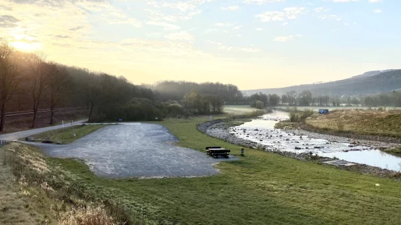 Der Parkplatz an der Staumauer am Schiedersee ist für Wohnmobile gesperrt. - © Jörg Bierwirth