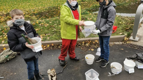 Müll sammeln, sortieren und wiegen für wissenschaftliche Zwecke: die Schüler der Klasse 6 b des Barntruper Gymnasiums (von links) Leon Maurice Meise, Lukas Kirsch und Leon Stiak beteiligen sich an der Aktion "Plastic Pirates go Europe!" - © Sylvia Frevert