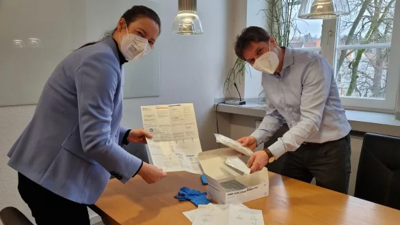 Start der Sch&uuml;ler-Selbsttests am Leopoldinum in Detmold: Schulleiterin Dr. Alexandra Nolte und ihr Stellvertreter Stefan Engel schauen sich an, was neben St&auml;bchen alles zu den Tests dazugeh&ouml;rt. - &copy; Yannick Sonntag(LZ)