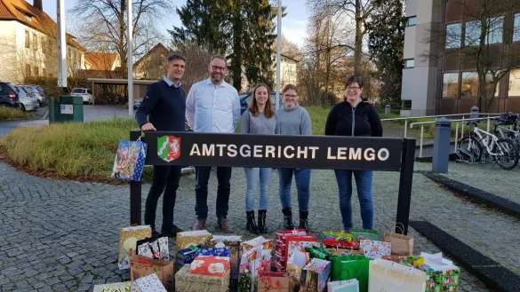 H&uuml;bsch haben Mitarbeiter des Amtsgerichts ihre Weihnachtspakete f&uuml;r das Pflegeheim Sylvia gepackt. - &copy; Amtsgericht Lemgo