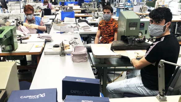 Fachkr&auml;fte der Entwicklungsabteilung der CAPRICE Schuhfabrik fertigen Mund- und Nasenbedeckungen, die
Pflegeheimen kostenlos zur Verf&uuml;gung gestellt werden. - &copy; Wortmann Gruppe