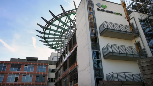 Auf dem Dach des Detmolder Klinikums entsteht derzeit der neue Landeplatz f&uuml;r Rettungshubschrauber. - &copy; Bernhard Preu&szlig;