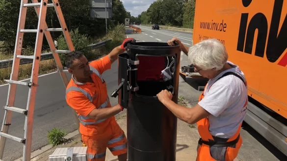 Achtung Blitzer: Ali Ulas (links)und Dirk Kaminski von dem beauftragten Unternehmen f&uuml;r Verkehrstechnik bauen den Blitzer am Montag an der Ostwestfalenstra&szlig;e an der Abfahrt Messezentrum auf. Bis Ende der Woche sollen Kamera und Blitzer eingebaut werden. - &copy; Sven Kienscherf