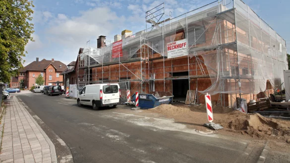 Anbau auf dem Bahnhofsgel&auml;nde: Hier entsteht bis Ende Oktober ein B&uuml;ro- und Werkstattgeb&auml;ude der DB Netz. - &copy; Bernhard Preuss