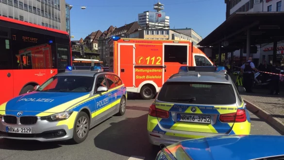 Die Polizei eilte am Vormittag wegen einer Messer-Attacke zum Jahnplatz. Auch Rettungskr&auml;fte und Not&auml;rzte sind vor Ort. - &copy; Christian Mathiesen