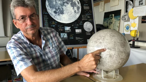 In der Sternwarte: Manfred Hoersch zeigt auf dem Mondglobus, wo die US-Astronauten gelandet sind. Foto: Sven Kienscherf - &copy; Sven Kienscherf