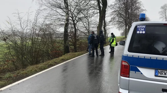 Die Polizei inspiziert am Montagvormittag den Fundort der Leiche an der K 61. &nbsp; - &copy; Silke Buhrmester