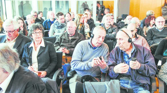 Gut besucht: Die Zuhörerplätze im Auschwitz-Prozess sind schnell belegt. Im Hintergrund die Übersetzerkabinen. - © Preuss