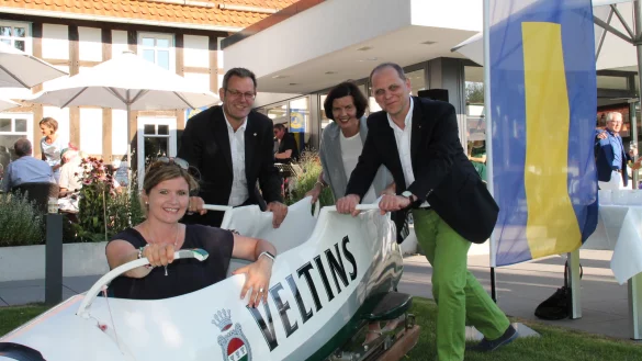 Einsatzf&uuml;r eine gute Sache: Bob-Olympiasiegerin Sandra Kiriasis mit den Pr&auml;sidenten (von links) Kurt Stricker (Lions Club Detmold-Residenz), Petra Fischer (Golfclub Blomberg-Cappel) und Stefan Wolf (Lions Club Detmold). - &copy; Stracke