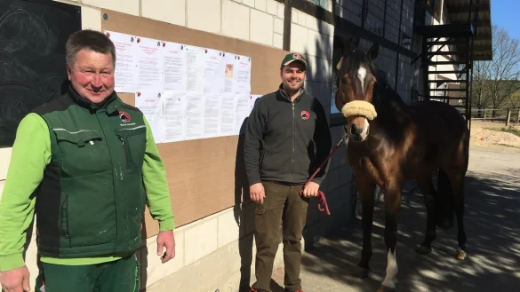 Aktuelle Infos gibt es an einer extra angebrachten Tafel: Das Foto zeigt Gregor Betge (rechts) mit "Colorado" und Rainer Hanselle vom Hof Betge. - &copy; Sebastian Lucas