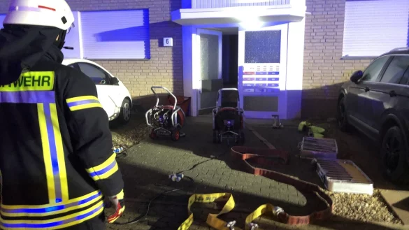 Die Feuerwehr am Einsatzort in der Christinenstra&szlig;e. - &copy; Feuerwehr Bad Salzuflen