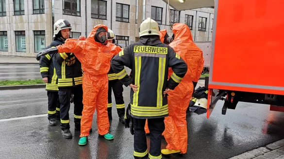 Die Feuerwehrmänner schlüpften in orangene Schutzanzüge, um sich vor dem Stoff zu schützen. - © Ilja Regier