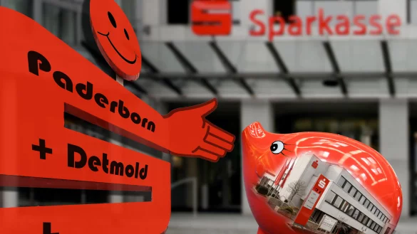 F&uuml;r das Blomberger Sparschweinchen ist noch Platz in der gro&szlig;en Sparkasse Paderborn-Detmold. - &copy; Bernhard Preuss