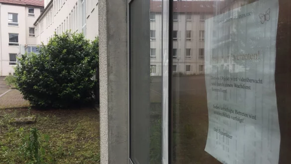 Neben dem Haupteingang des fr&uuml;heren St.-Nikolaus-Krankenhauses in B&uuml;ren hei&szlig;t es auf einem ausgeh&auml;ngten Zettel &bdquo;Betreten verboten&ldquo;. Youtuber ItsMarvin nahm im Mai beim Betreten des seit zehn Jahren verlassenen Geb&auml;udes aber eine andere T&uuml;r. - &copy; Karl Finke