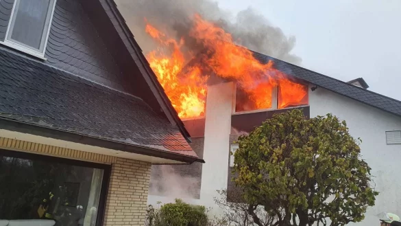 Bei dem Brand eines Dachstuhls in Alverdissen kommt es zu starker Rauchentwicklung. - &copy; Sylvia Frevert