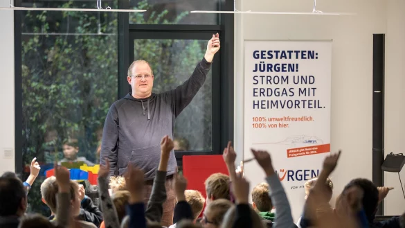 Diplom-Ingenieur Thomas Stiefelhagen h&auml;lt eine abwechslungsreiche Vorlesung, und die Kinder machen eifrig mit. - &copy; Torben Gocke