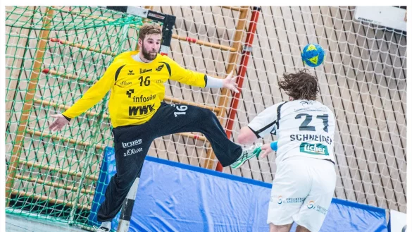 Ein"positiv Verrückter" im Tor: So beschreibt sich der Detmolder Konstantin Madert, der hier einen Siebenmeter pariert. Er besucht noch sehr häufig die Heimat und ist mit SG-Trainer Jasmin Baltic befreundet. 
- © Privat