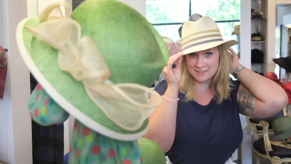 Strohh&uuml;te sind cool: LZ-Volont&auml;rin Carolin Brokmann bei der Anprobe der Kopfbedeckungen in Astrids Hutsalon in Bad Salzuflen. - &copy; Vera Gerstendorf-Welle