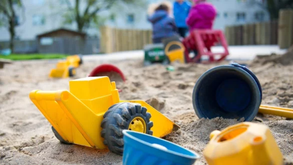 Kinder spielen in einer Kindertagesst&auml;tte - &copy; Foto: Monika Skolimowska/dpa