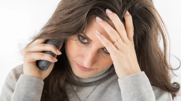 Frau am Telefon - &copy; Foto: Christin Klose/dpa-tmn