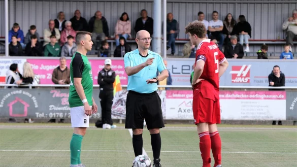 Die Kapit&auml;ne bei der Seitenwahl: Daniel Nadig (links) und der TSV Oerlinghausen empfangen den Post-TSV Detmold, Rouven Schulz und der TuS Lipperreihe die SpVg Steinhagen. - &copy; Oliver K&ouml;nig