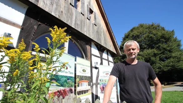 Die Stallscheune: Dr. Rudolf Diekmeier vom Verein "Tier" im Dorf" steht vor der Schwelentruper Stallscheune. Der Verein war ma&szlig;geblich daran beteiligt, dass das Geb&auml;ude dort vor mehr als zehn Jahren aufgebaut wurde. - &copy; Jens Rademacher(LZ)