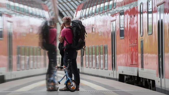 Am Bahnhof - &copy; Foto: Paul Zinken/dpa-Zentralbild/dpa