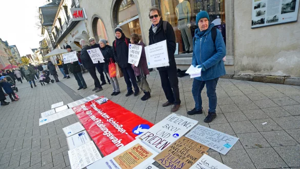 Die Mahnwache lenkt Blicke der Vorübergehenden auf sich. - © Archivbild: Nicole Ellerbrake