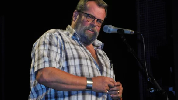 Gewohnt wortgewaltig: Jochen Malmsheimer mokiert sich im Sommertheater über kulturelle und gesellschaftliche Fehlentwicklungen. - © Anika Reuner