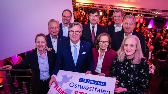 Mit der Botschaft Ostwestfalen bleibt stark! geht das IHK-Pr&auml;sidium ins Jahr 2025 (von links): Alexandra Altmann, Ehrenpr&auml;sident Ortwin Goldbeck, Markus Miele, Pr&auml;sident J&ouml;rn Wahl-Schwentker, Albert Christmann, Hauptgesch&auml;ftsf&uuml;hrerin Petra Pigerl-Radtke, Thilo Pahl, Christoph Barre und Raphaela Knoke. Foto: Heiko Stoll/IHK Ostwestfalen - &copy; IHK Ostwestfalen