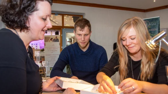 Ein Paar l&auml;sst sich von Elke Reymann zu passenden Trauringen beraten. - &copy; Raphael Bartling