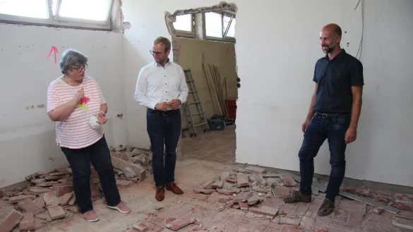 Schulleiterin Gabriele Schmuck (von links), B&uuml;rgermeister Borris Ortmeier und Fachbereichsleiter Chris H&uuml;tte-Getboga schauen sich die Abbrucharbeiten am Gymnasium an. - &copy; Nadine Uphoff