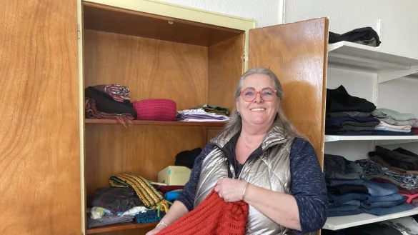 Sigrun Kipke ist die ehrenamtliche Arbeit in der Kleiderstube und für den Mittagstisch ein persönliches Anliegen. - © Cordula Gröne