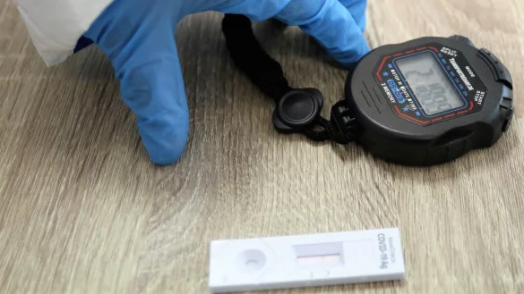 Immer mehr Tests fallen im Gegensatz zu diesem positiv aus und f&uuml;hren im Sport zu etlichen Spielabsagen. - &copy; Oliver K&ouml;nig