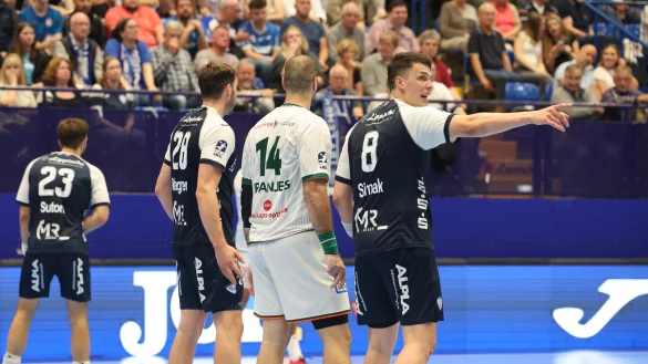 Frederik Simak gibt in der TBV-Deckung die Zeichen. - &copy; Paul Cohen