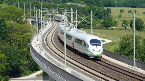 Eine solche zweigleisige Hochgeschwindigkeitsstrecke f&uuml;r bis zu Tempo 300 (im Bild ein ICE 3) plant die Deutsche Bahn auch zwischen Bielefeld und Hannover. - &copy; Deutsche Bahn AG / Volker Emersleben