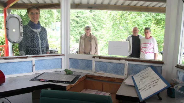 Bettina Kreckel (Kassendienst) und Peter Radszuweit (Vorsitzender), sowie Karl und Ulla Schwarz (von links) suchen dringend Freiwillige, die im Kassenh&auml;uschen des Waldfreibades in Bad Meinberg Eintrittskarten verkaufen.&nbsp; - &copy; Dieter Asbrock