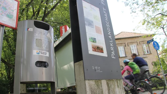 T&uuml;tenspender f&uuml;r Hundehinterlassenschaften: Die Stadt m&ouml;chte im Bereich Kaiser-Wilhelm-Platz/Hermannstra&szlig;e welche aufstellen &ndash; aber nach Meinung der Ordnungsbeh&ouml;rde sollte jeder Hundebesitzer sowieso solche Pfennigartikel in der Tasche haben. - &copy; Sven Koch