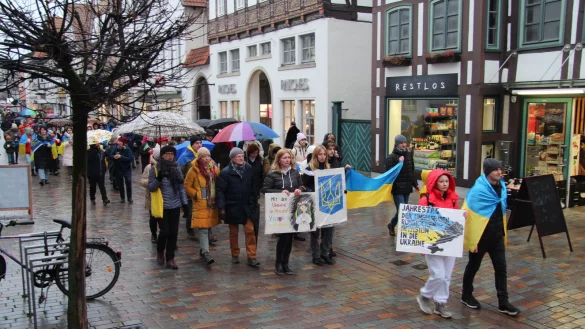 Mehr als 100 Ukrainer und Deutsche nehmen an einer Demonstration durch die Lemgoer Innenstadt anl&auml;sslich des ersten Jahrestages des Angriffs auf die Ukraine teil. - &copy; Nadine Uphoff